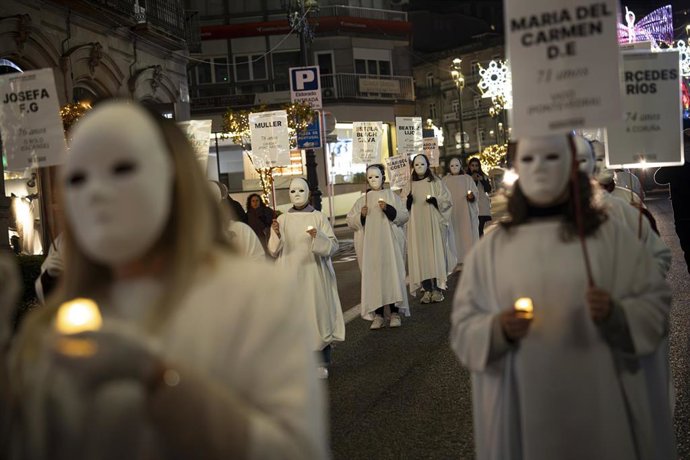 Archivo - Decenas de manifestantes durante una concentración por el día de la Eliminación de la violencia contra las Mujeres.