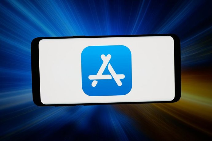 2 de março de 2026, Alemanha: Nesta ilustração fotográfica, o logotipo da plataforma de distribuição Apple App Store é exibido em um smartphone diante de um fundo abstrato na tela de um computador.