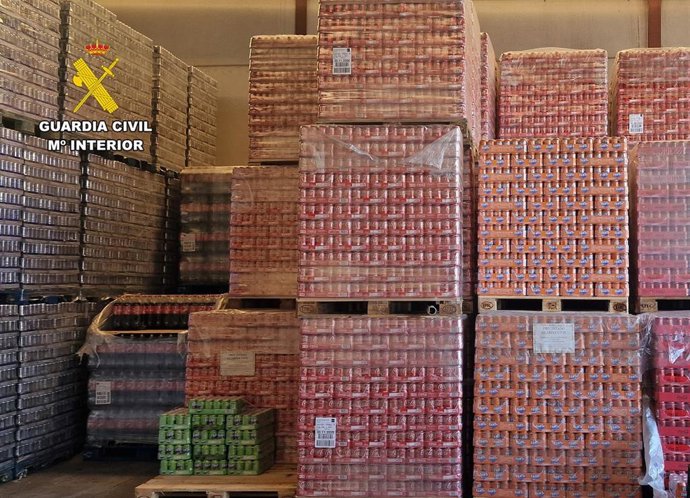 Imagen del almcén donde la Guardia Civil ha intervenido más de 200.000 latas de bebidas con deficiencias en el etiquetado