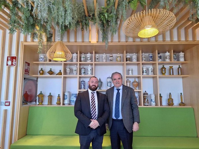 Carlos Peralta, director de la CELAD, junto a Jesús Aguilar Santamaría, presidente del Consejo General de Colegios Oficiales de Farmacéuticos.