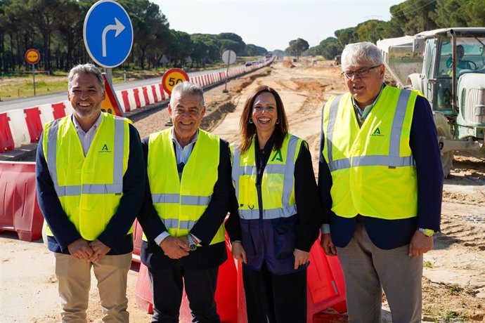 Visita técnica de la consejera de Fomento, Articulación del Territorio y Vivienda, Rocío Díaz, a las obras de implantación del tercer carril en la carretera A-483, entre Almonte y El Rocío.