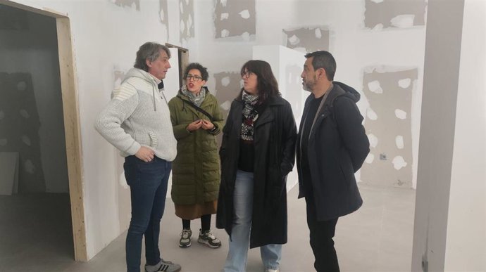 De izd a dcha, Martínez y Fernández junto a los concejales Ana Alegre y Javier Muñoz .