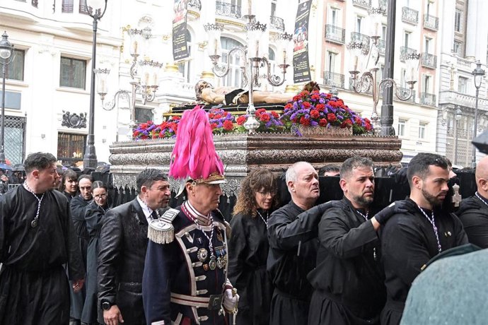 Archivo - Procesión de La Soledad con el Cristo Yacente frente a la Iglesia de la Concepción Real de Calatrava 