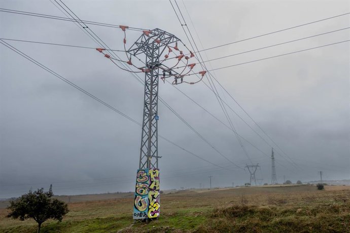 Archivo - Varios tendidos eléctricos, a 6 de febrero de 2026, en Madrid (España).