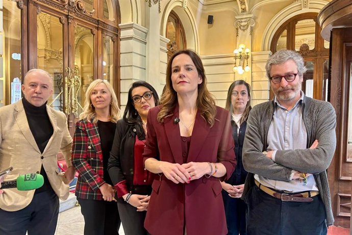 La portavoz nacional de Vox de Agenda España, Isabel Pérez Moñino junto a el equipo de Vox Asturias en la Junta General.