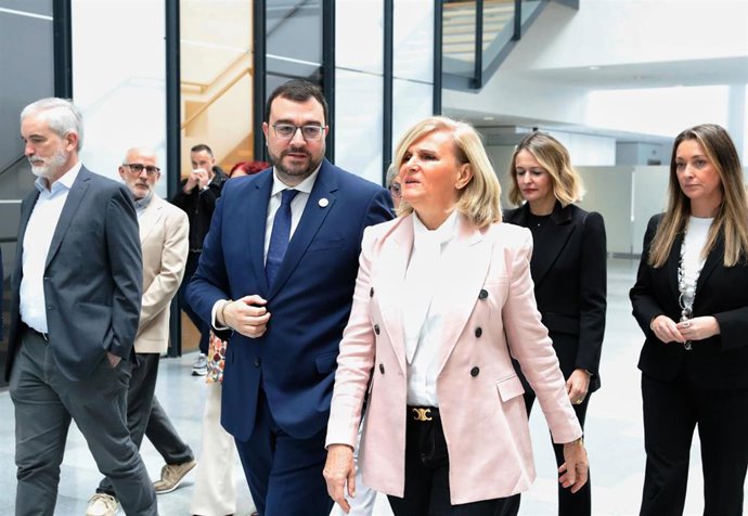 El presidente del Principado, Adrián Barbón junto a la doctora María neira.