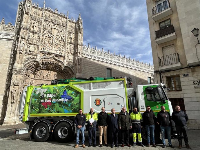 Presentación de un nuevo camión del servicio de limpieza del Ayuntamiento de Valladolid.