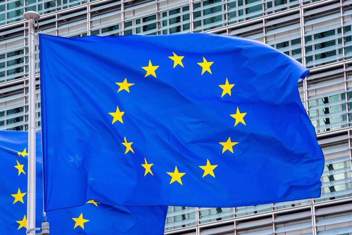 Archivo - Banderas en la sede de la Comisión Europea en Bruselas.