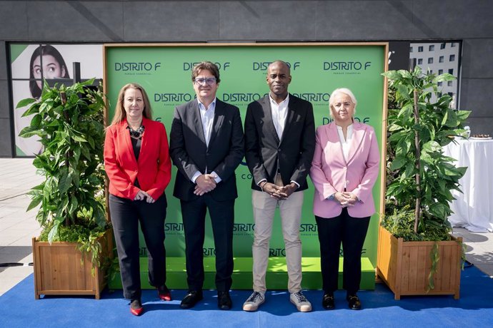 Foto de familia de la rueda de prensa de la presentación de Distrito F. De izquierda a derecha: Tania Lázaro (Aberdeen Investments), Javier Ayala (alcalde de Fuenlabrada), Javier Bokesa (Concejal de Fuenlabrada) y Araceli Suárez (gestora Distrito F)
