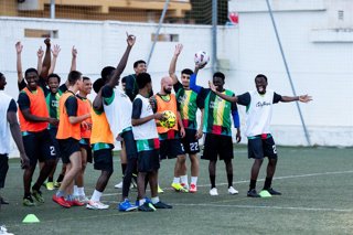 Refugiados del CEAR CF viven uno de los clínics de la Fundación LaLiga y CEAR en Málaga