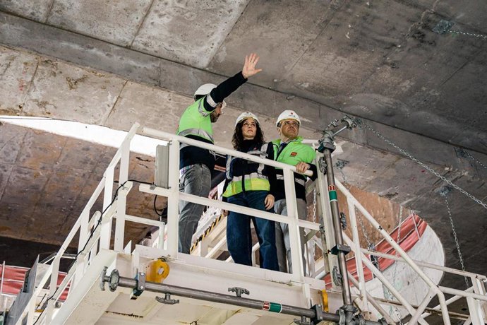 La presidenta de la Comunidad de Madrid, Isabel Díaz Ayuso, acompañada por el Consejero de Transportes. Jorge Rodrigo, visita las obras de ampliación de la línea 11 de Metro, a 26 de marzo de 2026, en Madrid (España). 