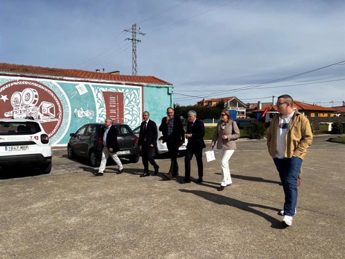 El vicepresidente segundo de la Diputación de León y responsable del área de Cooperación y SAM, Valentín Martínez (tercero por la izquierda), ha presentado este jueves el programa de desfibriladores externos semiautomáticos en Riego de la Vega.