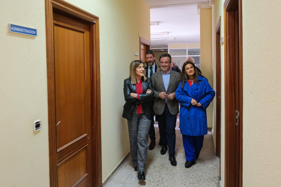 La presidenta de Cantabria, María José Sáenz de Buruaga; la consejera de Inclusión Social, Begoña Gómez del Río; y al alcalde de Camargo, Diego Movellán, visitan el complejo de Parayas
