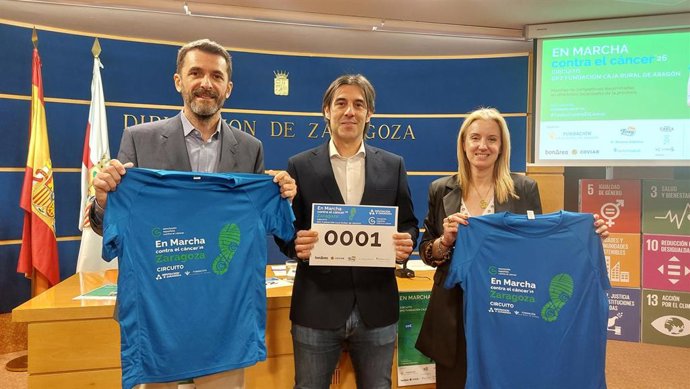 El gerente de la AECC en Zaragoza, Patxi García; el diputado delegado de Personal de la DPZ, José Carlos Tirado; y la directora de Fundación Caja Rural de Aragón, Laura Prada.