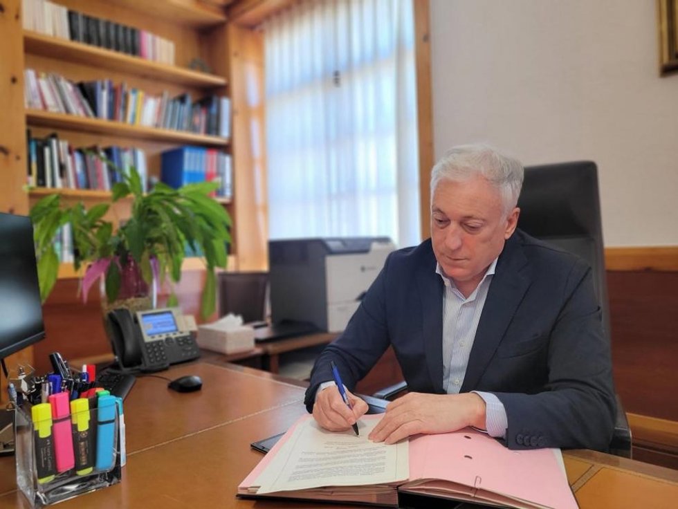 El consejero de Fomento, Vivienda, Logística y Cohesión Territorial del Gobierno de Aragón en funciones, Octavio López,  firma la orden de subvenciones para actividades culturales en asentamientos rurales de Aragón.