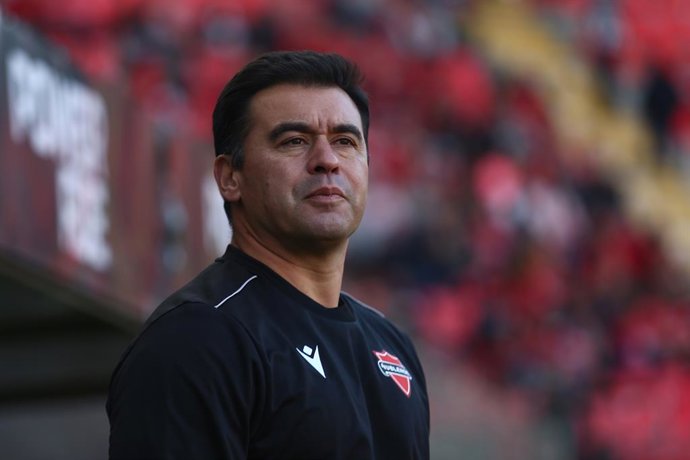 Futbol, Nublense vs Universidad Catolica Segunda fecha, campeonato Copa de la Liga 2026. El DT de Nublense es fotografiado  durante el partido de primera division disputado en el estadio Nelson Oyarzun de Chillan, Chile. 25/03/2026 Mauricio