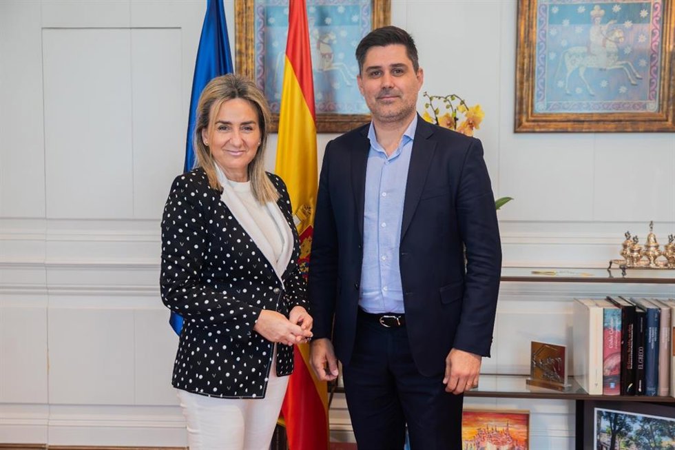 La ministra de Educación, Formación Profesional y Deportes, Milagros Tolón, junto con el presidente de la Asociación de Futbolistas Españoles (AFE), David Aganzo.