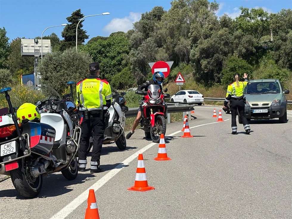 Archivo - Agentes de la unidad de Trànsit de Mossos d'Esquadra en un control, en una imagen de archivo