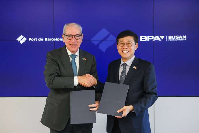 El presidente del Puerto de Barcelona, José Alberto Carbonell, y el presidente del Puerto de Busan (Corea del Sur), Song Sang-Keun