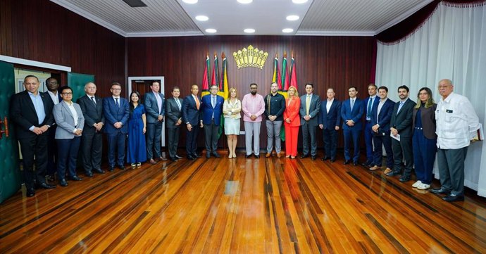 O presidente da República da Guiana, Irfaan Ali, ao lado da presidente da CEAPI, Núria Vilanova, e de uma delegação de empresários da Espanha, México, Panamá, República Dominicana, Estados Unidos e Guiana