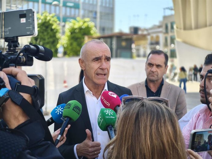 El portavoz municipal del PSOE en Sevilla, Antonio Muñoz, antiende a los medios.