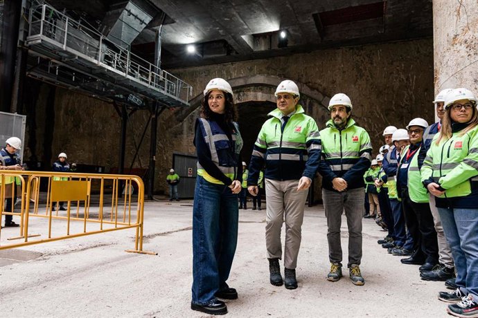 La presidenta de la Comunidad de Madrid, Isabel Díaz Ayuso, acompañada por el Consejero de Transportes. Jorge Rodrigo, visita las obras de ampliación de la línea 11 de Metro, a 26 de marzo de 2026, en Madrid (España). La visita tiene lugar con motivo del 