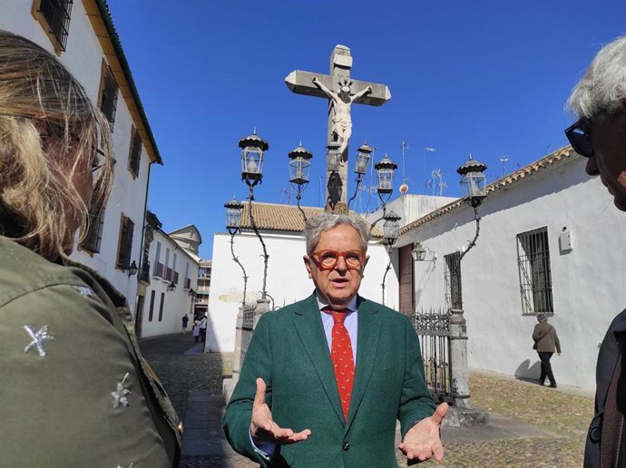 El presidente de la Diputación de Córdoba, Salvador Fuentes, informa sobre la convocatoria de subvenciones dirigida a la Restauración del Patrimonio Cofrade de la provincia.