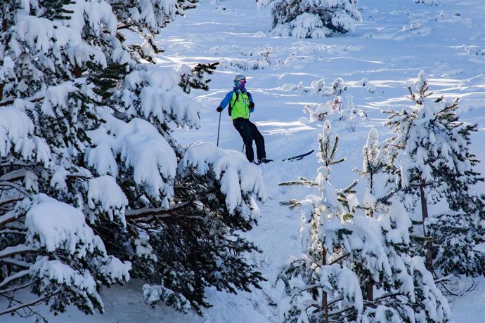Archivo - Personas practicando esquí durante la temporada de esquí en Navacerrada, a 20 de enero de 2026, en Madrid (España).