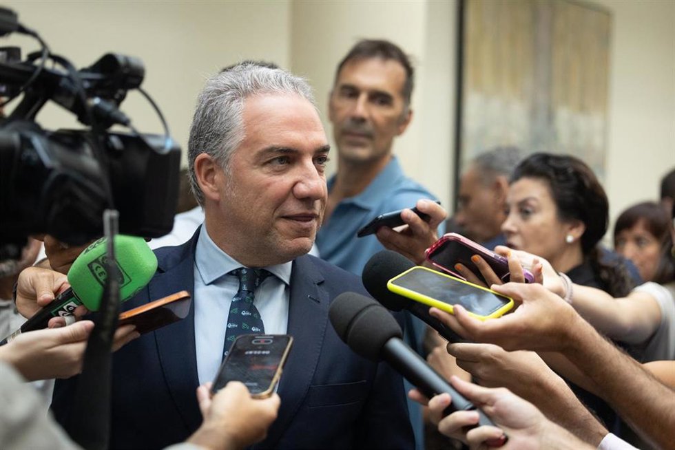 Archivo - El vicesecretario de Política Autonómica y Municipal y Análisis Electoral del PP, Elías Bendodo, en una atención a medios. (Foto de archivo).