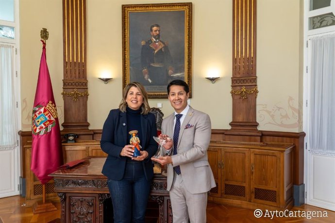 La alcaldesa de Cartagena, Noelia Arroyo, junnto al cónsul de Ecuador, César Mantilla