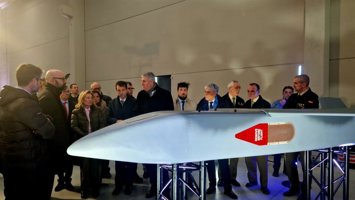 Archivo - La secretaria de Estado de Defensa, Amparo Valcarce, visita la futura fábrica de drones de Indra Group en Villadangos del Páramo (León), junto a representantes de la compañía, de formaciones políticas y de otras instituciones.