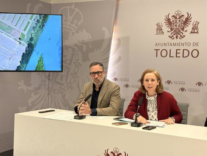 El concejal de Movilidad de Toledo, Iñaki Jiménez, y la concejala de Obras y Servicios, Loreto Molina.