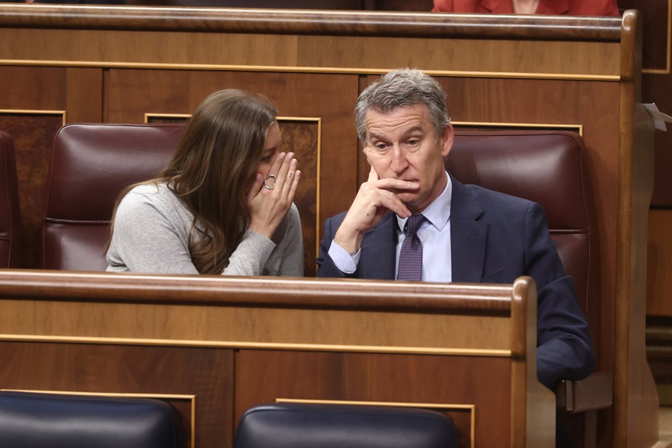 El presidente del Partido Popular, Alberto Núñez Feijóo, y la portavoz del PP en el Congreso, Ester Muñoz, durante una sesión plenaria, en el Congreso de los Diputados, a 26 de marzo de 2026, en Madrid (España).