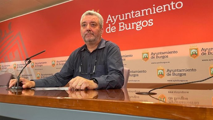 Archivo - El concejal de Juventud de Burgos, Carlos Niño, durante una rueda de prensa.