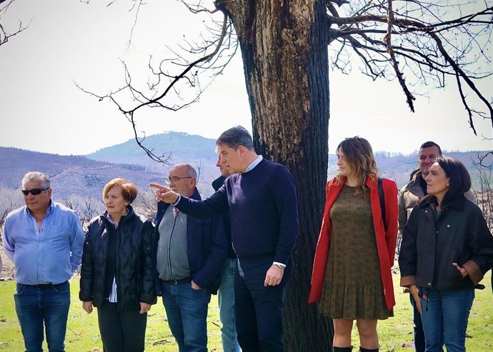El secretario xeral del PSdeG, José Ramón Gómez Besteiro, junto a otros cargos socialistas en A Gudiña (Ourense)