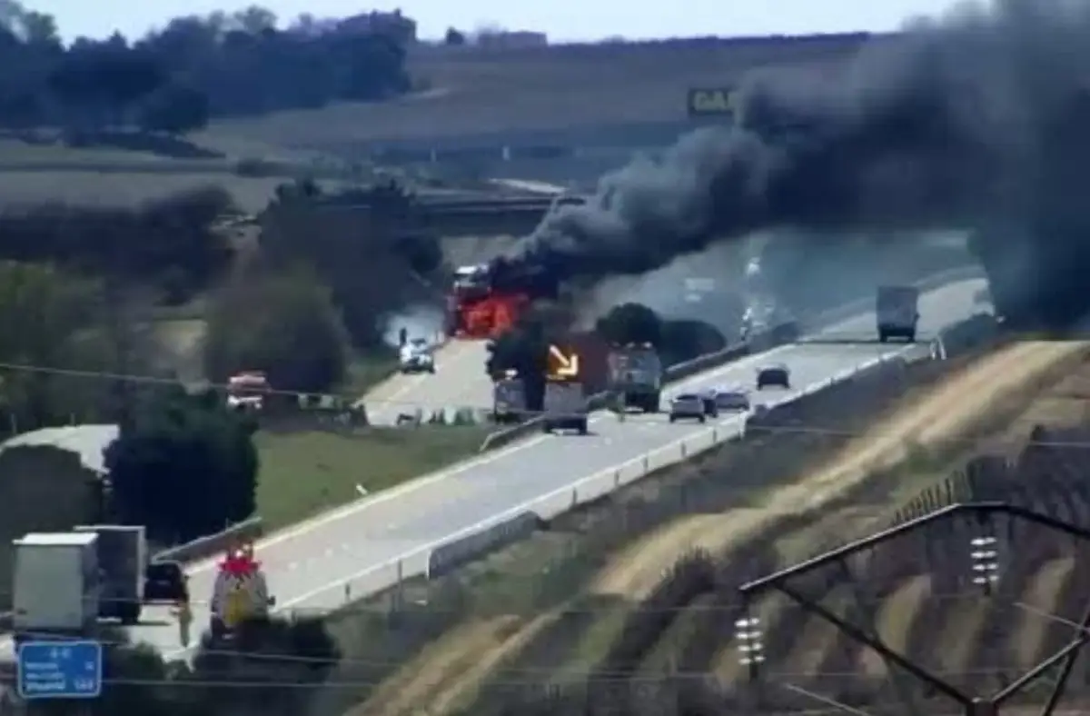 Incendio de un camión en la A-6 en Rueda (Valladolid)