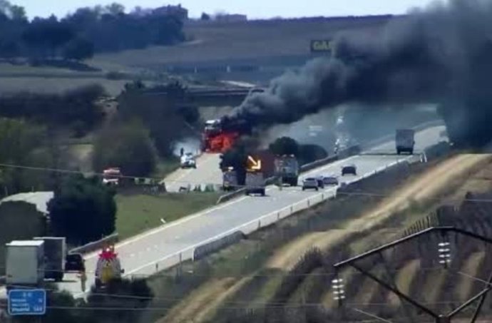 Incendio de un camión en la A-6 en Rueda (Valladolid).