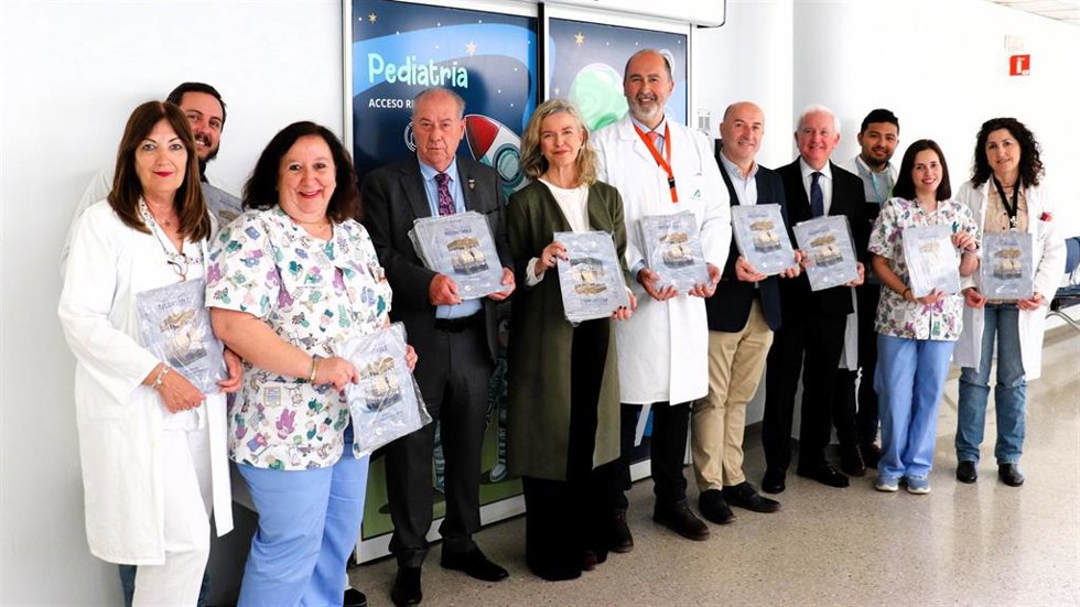 Entrega de recortables de la Semana Santa de Huelva a los menores ingresados en Pediatría del Hospital Juan Ramón Jiménez.