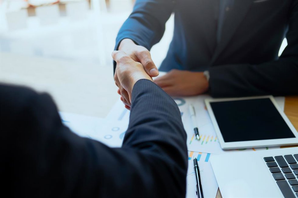Archivo - Firma de un acuerdo empresarial