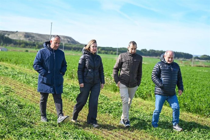 Pilar Alegría durane su visita a una finca de alfalfa en el término municipal de Almuniente.
