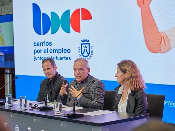 El consejero de Empleo, Efraín Medina, acompañado del jefe del Servicio de Empleo, Noé González, y Esther Sarmiento, técnica responsable de la Fundación Fidede en rueda de prensa para presentar 'Barrios por el Empleo' 2026