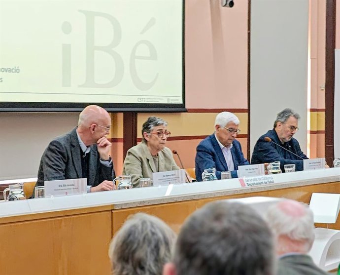 La consellera Pané hablando duracte la presentación de iBé