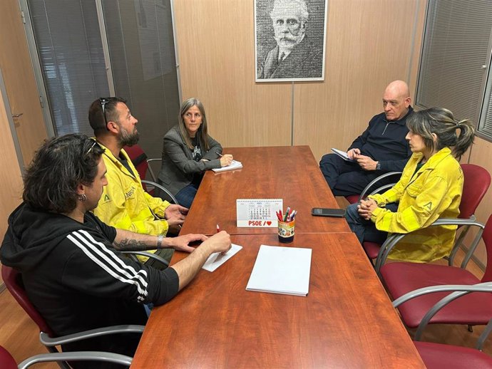 Reunión del PSOE con representantes del sindicato CCOO y de la asociación de trabajadores Movimiento Infoca.