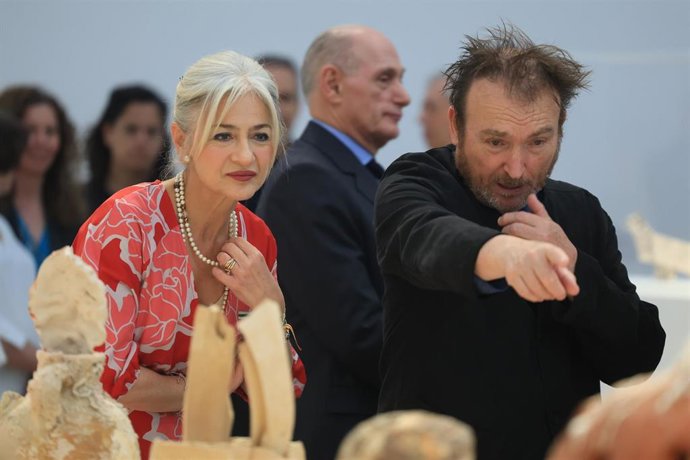 La consejera de Cultura y Deporte de la Junta de Andalucía, Patricia del Pozo, junto al artista, Miquel Barceló, visita en el Museo de Cádiz la exposición 'Reflejos. Picasso x Barceló'. 