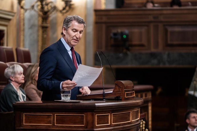 El presidente del Partido Popular, Alberto Núñez Feijóo, interviene durante una sesión de control al Gobierno, en el Congreso, a 25 de marzo de 2026, en Madrid (España). Sánchez y Feijóo se miden este miércoles en el Pleno del Congreso en plena escalada p