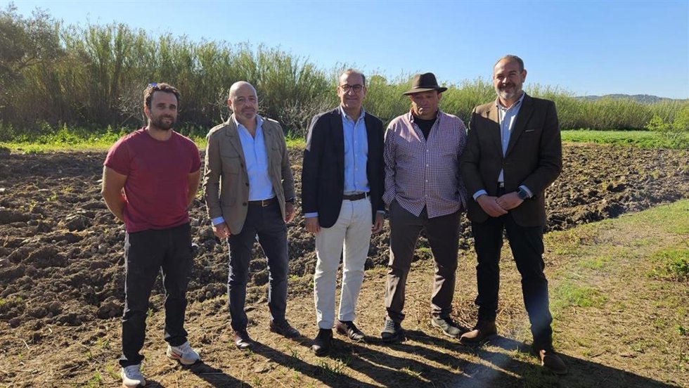 El consejero de Gestión Forestal y Mundo Rural en funciones, Francisco Ramírez, y el alcalde de Cáceres,  Rafael Mateos, junto a miembros de la comunidad de regantes La Concordia de la Ribera del Marco