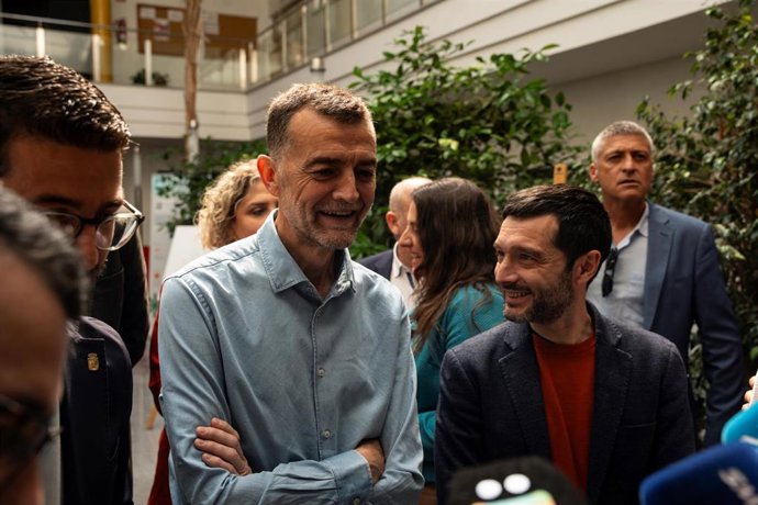 El candidato de Por Andalucía a la Presidencia de la Junta, Antonio Maíllo, y el ministro de Derechos Sociales, Pablo Bustinduy, este jueves en Las Cabezas de San Juan (Sevilla).