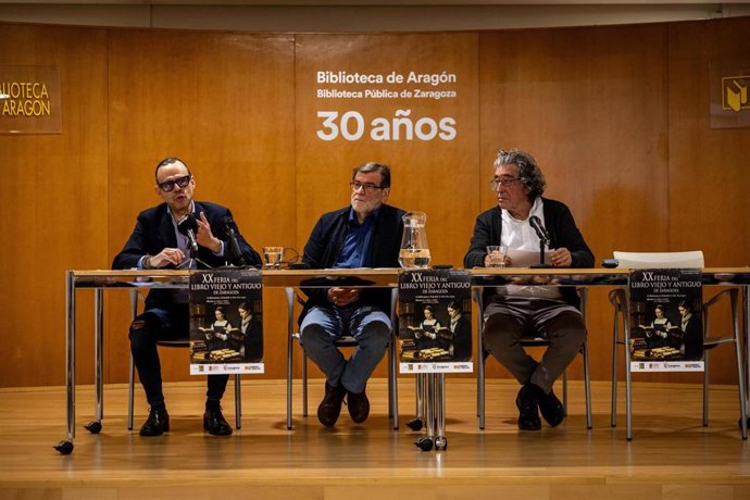 El director general de Cultura del Gobierno de Aragón, Pedro Olloqui y el escritor Adolfo Ayuso presentan la XX Feria del Libro Viejo y Antiguo de Zaragoza, que da comienzo hoy hasta el 12 de abril
