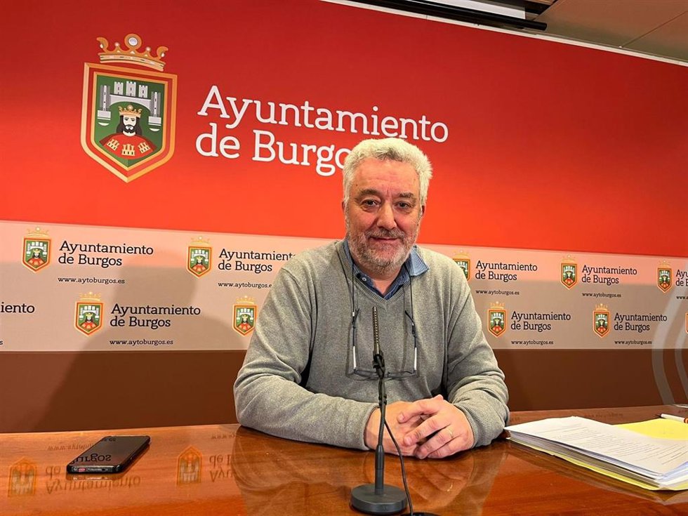 El concejal de Burgos Carlos Niño durante una rueda de prensa.