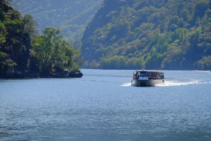 Catamarán Ribeira Sacra sobre el río Sil